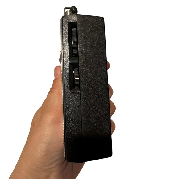 Vintage Realistic Nine Transistor Deluxe AM FM Radio - Picture 4 of 12